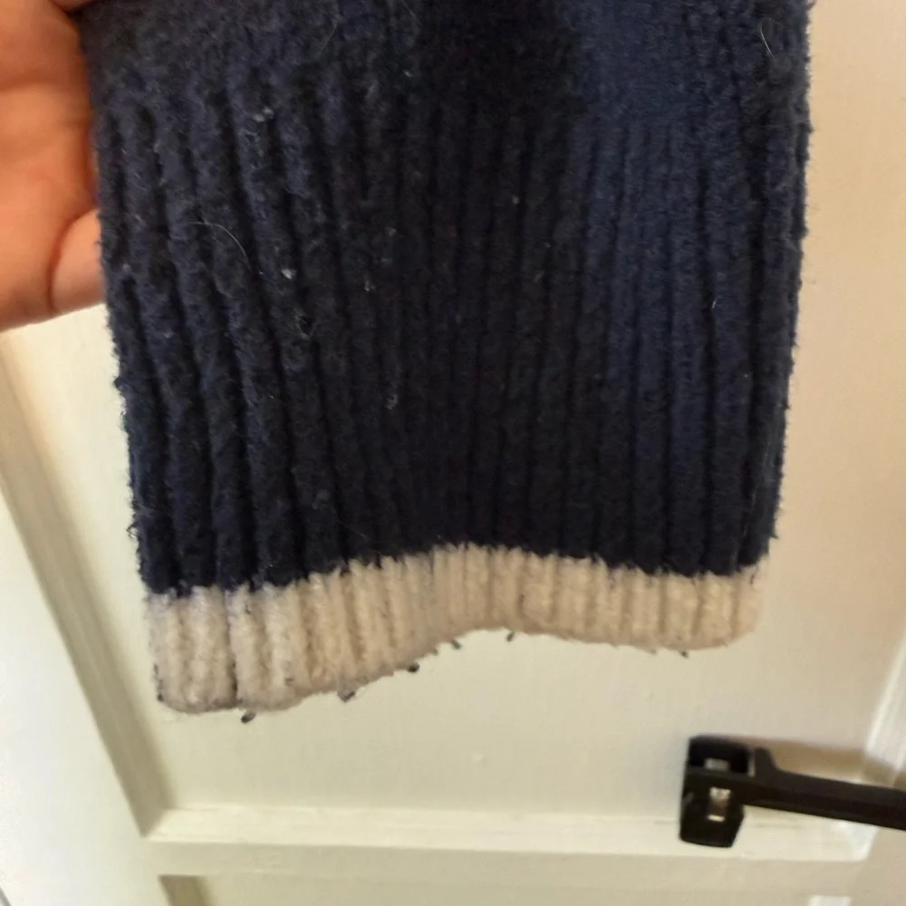 Abercrombie & Fitch Women’s Dark Blue Sweater with White Accent Size Large - Picture 5 of 8